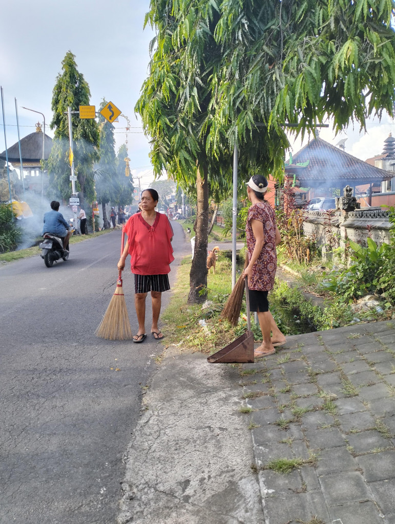 Kegiatan Gotong Royong oleh Krama Adat Banjar Jempinis